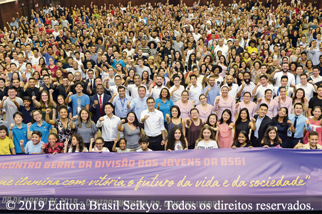 O bailar dos jovens de alegria e união