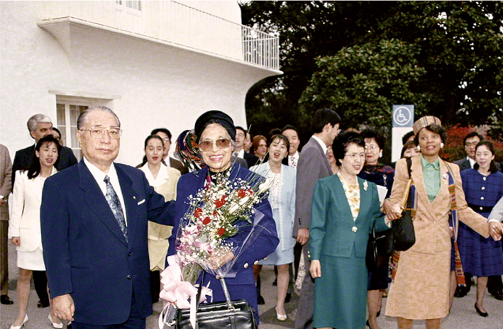 casal Ikeda recepciona a ativista Rosa Parks no campus da Universidade Soka da América, em Los Angeles (na época). Este é o primeiro encontro deles (jan. 1993)