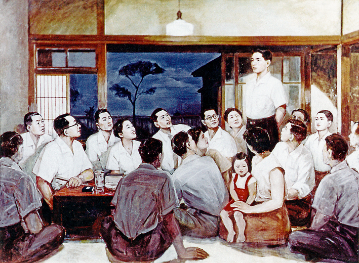 ilustração mostra Daisaku Ikeda, em pé, recitando um poema em agradecimento a Josei Toda, terceiro à esq., durante a primeira reunião de palestra da Soka Gakkai da qual participou (14 ago. 1947)