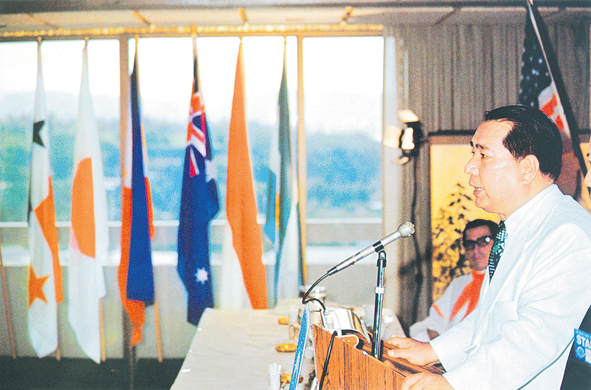 O sol do humanismo brilha por um mundo pacífico