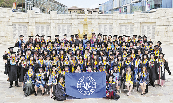 Universidade Soka da América forma 20a turma 