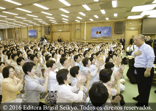 Entoem a canção do triunfo da felicidade no 65o aniversário da Divisão Feminina