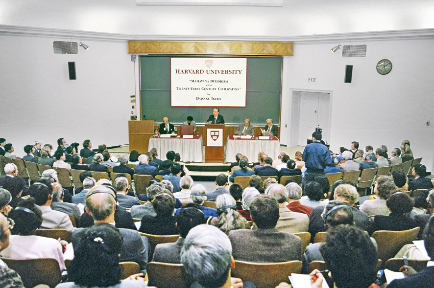 Presidente da SGI, Dr. Daisaku Ikeda, faz sua segunda palestra na Universidade Harvard diante de uma plateia de cerca de 150 pessoas, incluindo estudiosos e estudantes desse instituto e de outras universidades (Cambridge, Massachusetts, set. 1993).
