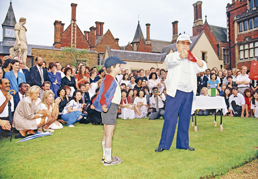 Ikeda sensei realiza truques de mágica para os membros no Centro Cultural de Taplow Court, localizado nos subúrbios de Londres, em maio de 1989. Durante a sua estada na cidade, ele faz imitações de Chaplin e incentiva os companheiros que se dedicavam ao kosen-rufu na Inglaterra